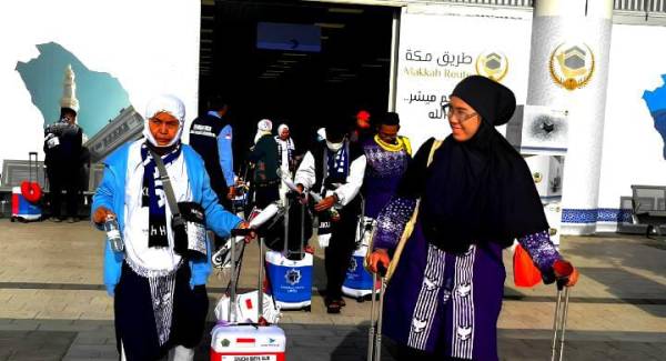 Di Balik Senyum Jemaah, Dedikasi Tanpa Lelah Petugas Haji Indonesia di Bandara Madinah