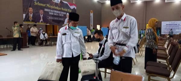 Layanan Haji, Tas Jamaah Tertinggal di Juanda, Petugas Kloter Antar ke Madinah