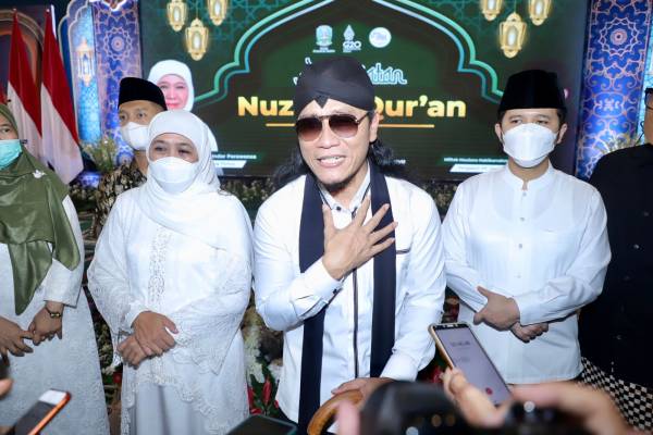 Peringati Nuzulul Quran bersama Gus Miftah, Khofifah Ingatkan Pentingnya Literasi di Era Digital