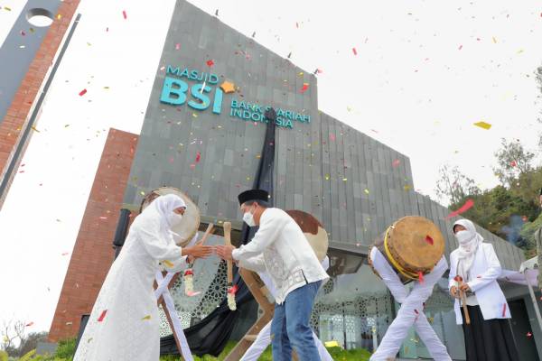 Khofifah: Keberadaan Masjid Jadi Simbol Harmonisasi dan Toleransi Antarumat Beragama di Kawasan Bromo