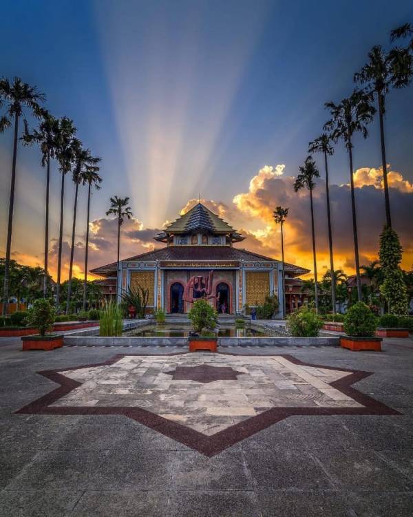 Kemegahan Masjid Kampus UGM