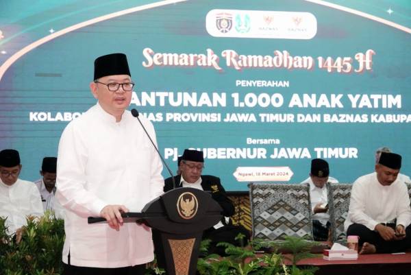 Safari Ramadhan, Pj. Sekdaprov Bobby Salurkan Santunan kepada 1.000 Anak Yatim dan Gelar Pasar Murah