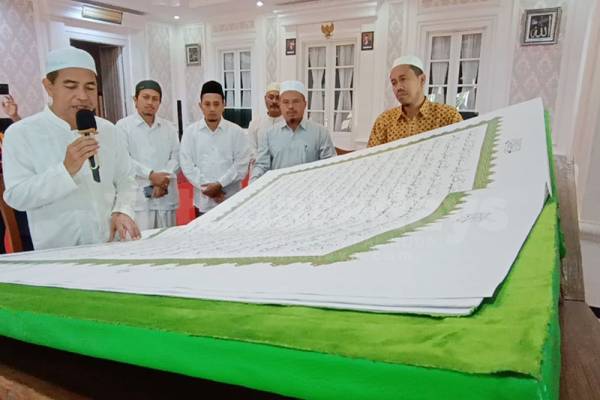 Al Quran Raksasa di Probolinggo