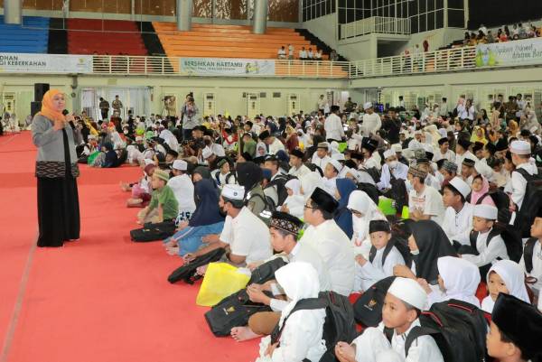 Di Gresik, Khofifah bersama Baznas Jatim Santuni 1000 Anak Yatim