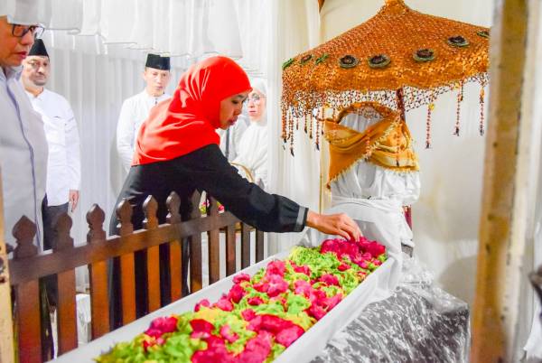 Ziarah Sunan Bonang, Khofifah Ajak Teladani Praktik Dakwah Menjaga Kerukunan , Perdamaian dan Santun