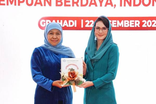 Puncak Peringatan Hari Ibu Ke-94,  Khofifah Terima Penghargaan Atas Pemberdayaan dan Perlindungan Driver Ojol Perempuan di Jatim