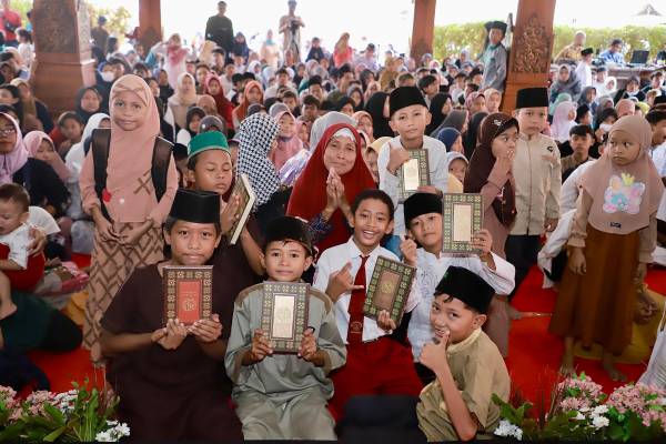 Pemprov Jatim Gelar Pasar Murah, Bansos, Zakat Produktif, dan Santunan 500 Anak Yatim