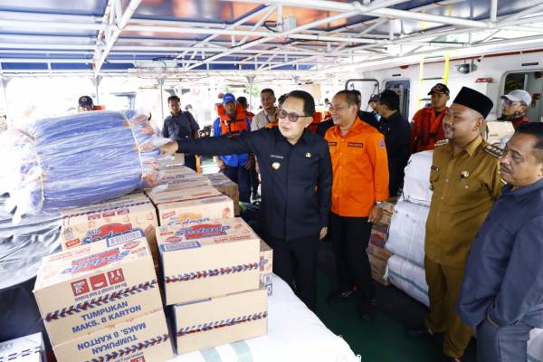 Lepas Bantuan Pemprov Jatim ke Pulau Bawean, Pemprov  Jatim Pastikan Kebutuhan Dasar Terpenuhi dan Masyarakat Terlindungi