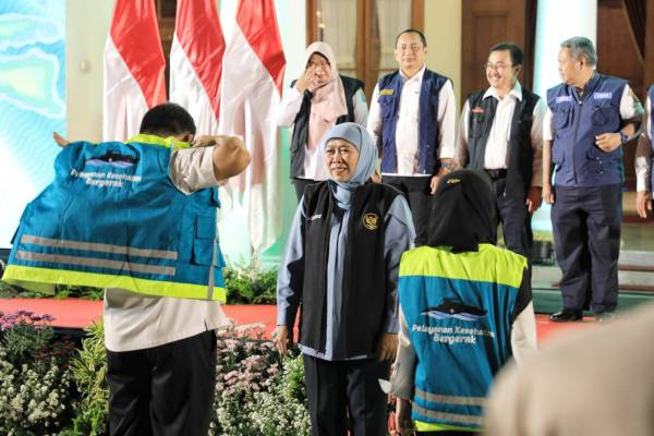 Tangani 720 Kasus Kesehatan, Khofifah Lepas Tim Yankes Bergerak ke Pulau Kangean