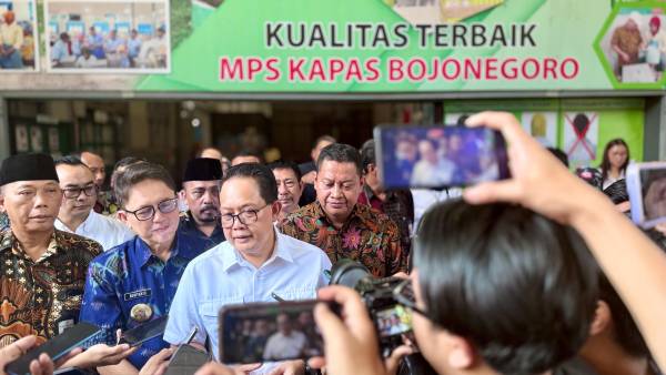Pemprov Jatim Salurkan BLT DBHCHT pada 393 Buruh Pabrik Rokok Bojonegoro