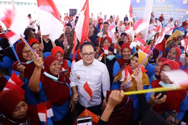 Pemprov Jatim Salurkan BLT DBHCHT Pada 4.209 Buruh Pabrik Rokok Wilayah Surabaya