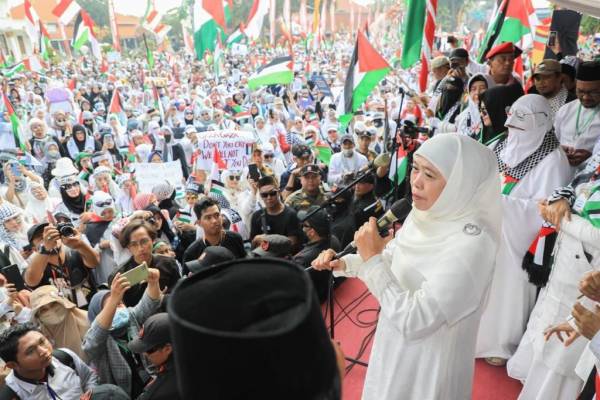 Khofifah Berbaur Bersama Puluhan  Ribu Masyarakat Jatim Aksi Bela Palestina