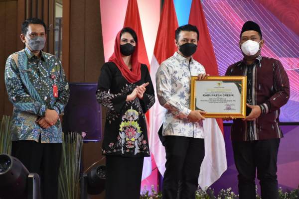 Emil Minta Orang Tua Tak Ragu Ajak Anaknya Imunisasi