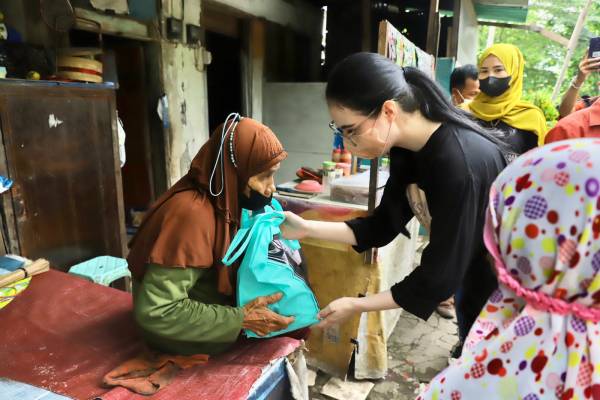 Arumi  Bagikan Sembako ke Warga Kampung Sepeda Air Sukolilo Surabaya