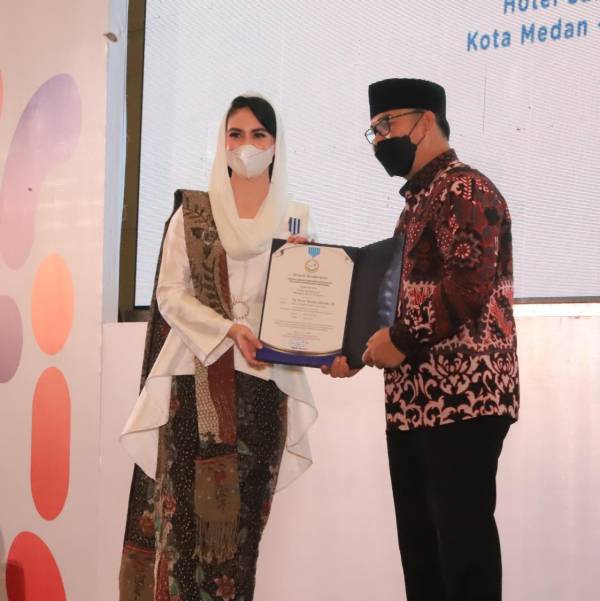 Arumi Terima Penghargaan Manggala Karya Kencana