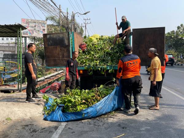 Jelang Musim Penghujan, Pemprov Jatim Lakukan Mitigasi Kesiapsiagaan Bencana Banjir Lewat Aksi Bersih-Bersih Sungai