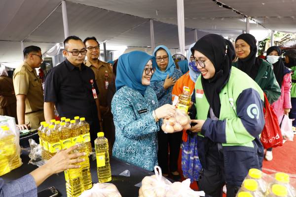 Pj. Ketua TP PKK Jatim Buka Pasar Murah Ramadhan
