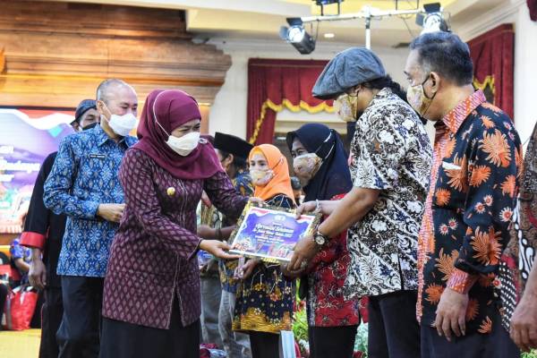 Khofifah Beri Apresiasi 1.000 Seniman dan 240 Juru Pelihara Cagar Budaya Jatim