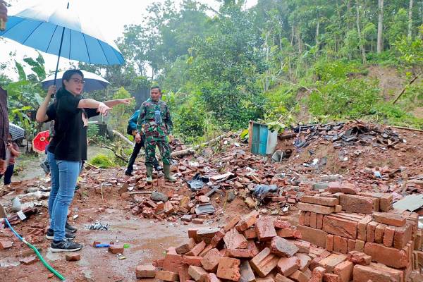 Arumi Tinjau Dampak Tanah Longsor di Trenggalek