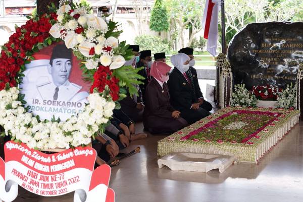 Ziarah ke Makam Bung Karno, Khofifah: Bung Karno Teladan Umaro' yang  Dekat Ulama