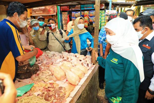 Khofifah Blusukan Ke Pasar Pastikan Harga Bapok Tetap Stabil
