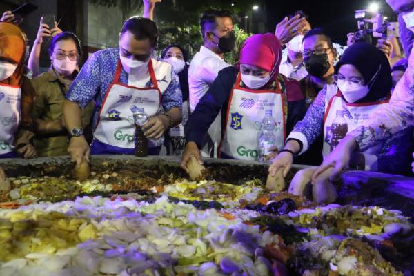 Khofifah dan Eri Nguleg Bareng di Festival Rujak Uleg 2022