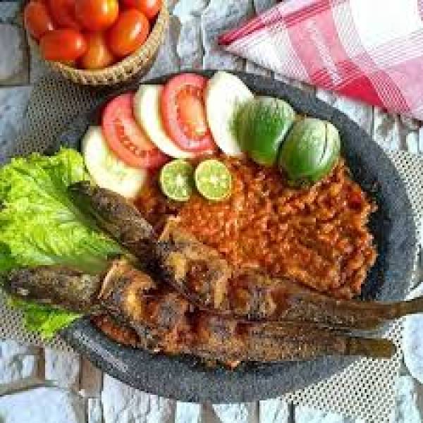 Pecel Lele, Rasanya Menggoyang Lidah, Spanduknya Memikat Mata