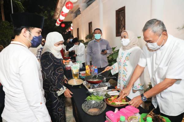 Khofifah Pererat Keguyuban Antar Kepala OPD Jatim Lewat Qiyamul Lail Berjamaah dan Lomba Memasak Bandeng Gresik