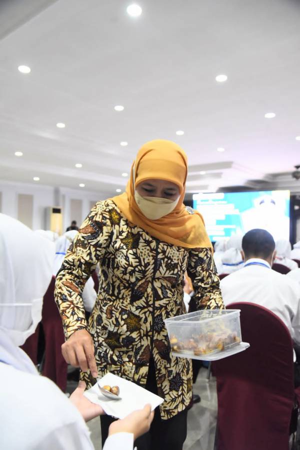 Khofifah Bagikan Oleh-oleh Kurma Ruthob Makkah untuk Peserta Latsar CPNS Golongan II
