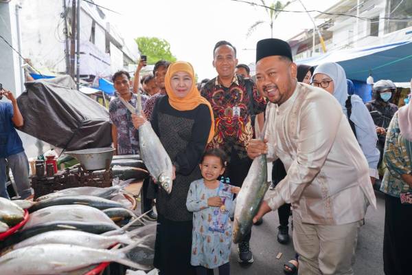 Kunjungi Pasar Bandeng Gresik Bersama Cucu, Khofifah Kenalkan Tradisi Sejak Dini