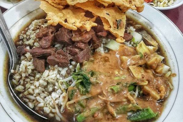 Pecel Pucang Moro Seneng, Pecel Disiram Kuah Rawon