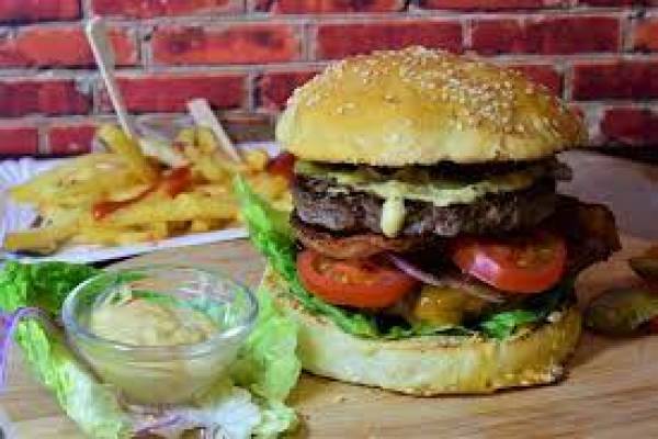 Hindari Konsumsi 5 Jenis Makanan ini di Bandara