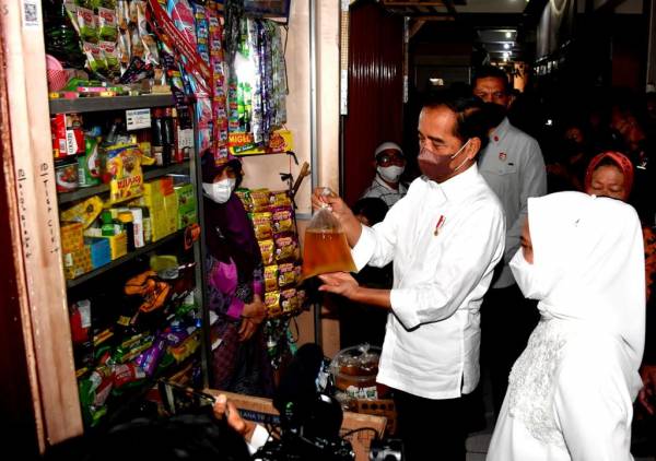 Jokowi Cek Langsung Harga Minyak Goreng di Pasar Muntilan