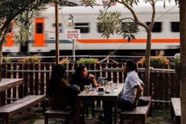 Ini Tempat Bukber di Jogja dengan View Kereta Api