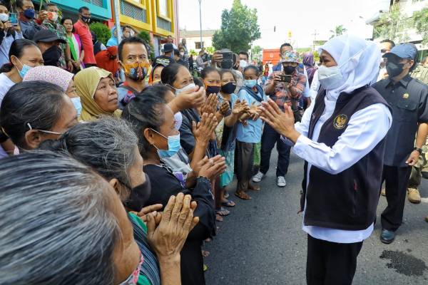 Sidak Pasar Legi Ponorogo, Khofifah Bagikan Sembako untuk Emak-Emak Buruh Gendong di Pasar Legi