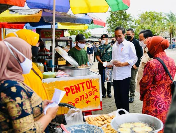 Jokowi:  BLT Minyak Goreng Berjalan dengan Baik