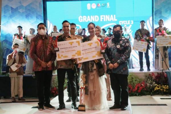 Gresik Borong Juara Duta Batik Jawa Timur 2022