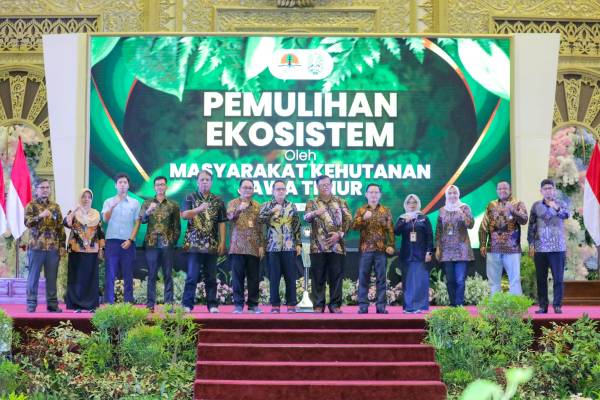 Pemprov Jatim Ajak Masyarakat  Masifkan Sedekah Oksigen dengan Tanam Mangrove