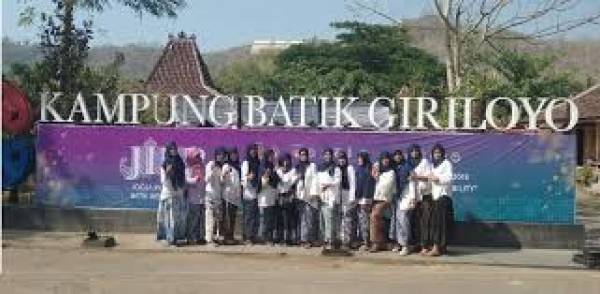 Membatik di Kampung Batik Giriloyo