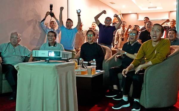 Jokowi Nobar Bersama Menteri, Saksikan Timnas Sikat Vietnam 3-0