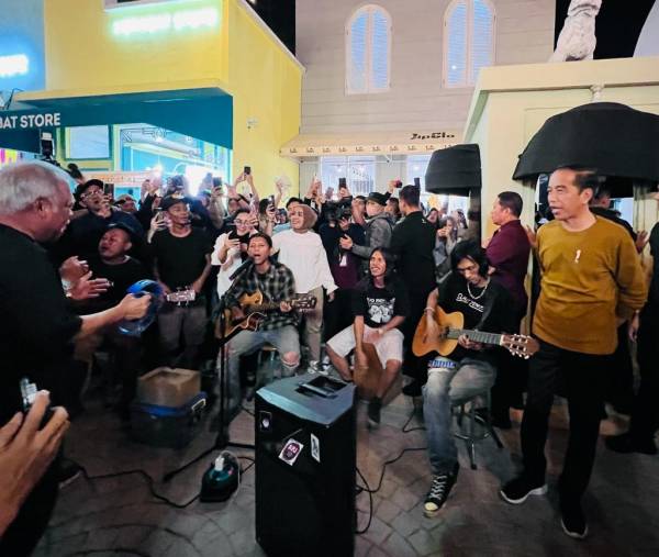 Malam Hari di Kota Kembang,  Presiden Kunjungi Toko UMKM hingga Nikmati Musik Akustik