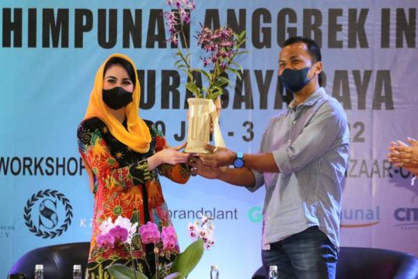 Anggrek 'Dendrobium Arumi Bachsin', Hadiah Istimewa PAI Surabaya