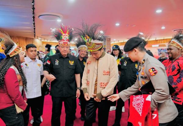 Beri Presiden Jaket, Eunike Yunita: Karena Bapak Presiden Stylish