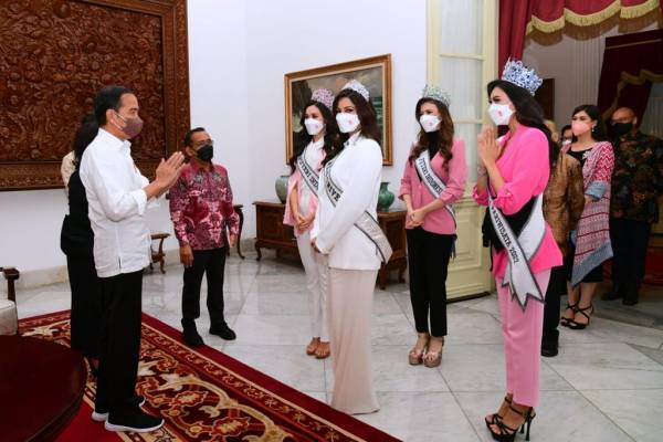 Jokowi Terima Kunjungan Puteri Indonesia 2022 dan Miss Universe 2021