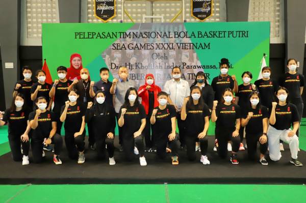 Khofifah Lepas Kontingen Timnas  Basket Putri ke Sea Games XXXI Vietnam