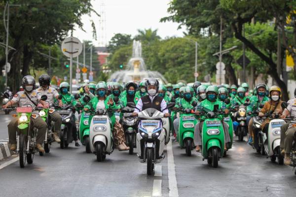 Peringati Hari Kartini, Khofifah Pilih Konvoi Bersama Ratusan Driver Ojol