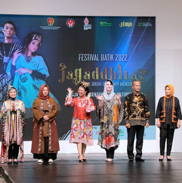 Arumi Peragakan Busana Batik Sutra Kombinasi