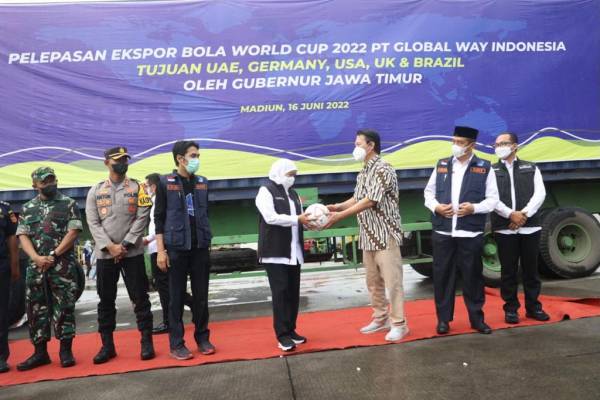 Lepas Ekspor Bola, Khofifah Mengaku Bangga Jatim Bisa Berkontribusi di Ajang World Cup 2022