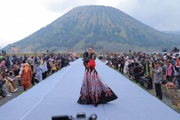 Khofifah Kenalkan Keberagaman Wastra Batik dan Tenun Khas Jatim Lewat East Java Fashion Harmony