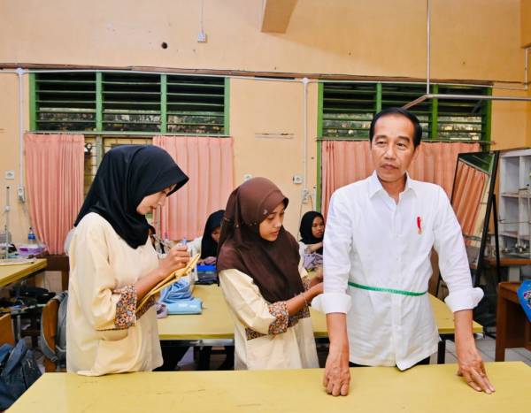 Kala Presiden Jokowi Pesan Baju Buatan Siswa Tata Busana